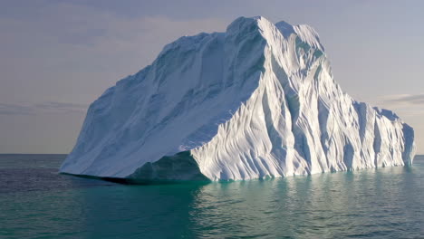 un iceberg masivo en el océano