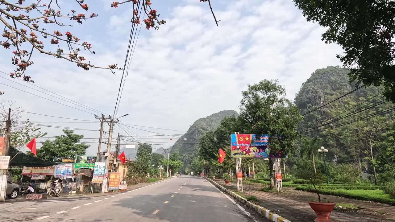 나무와 발로 둘러싸인 평화로운 길