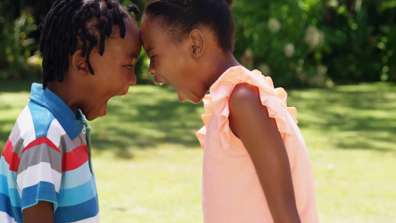 얼굴을 맞대고 비명을 지르는 아이들