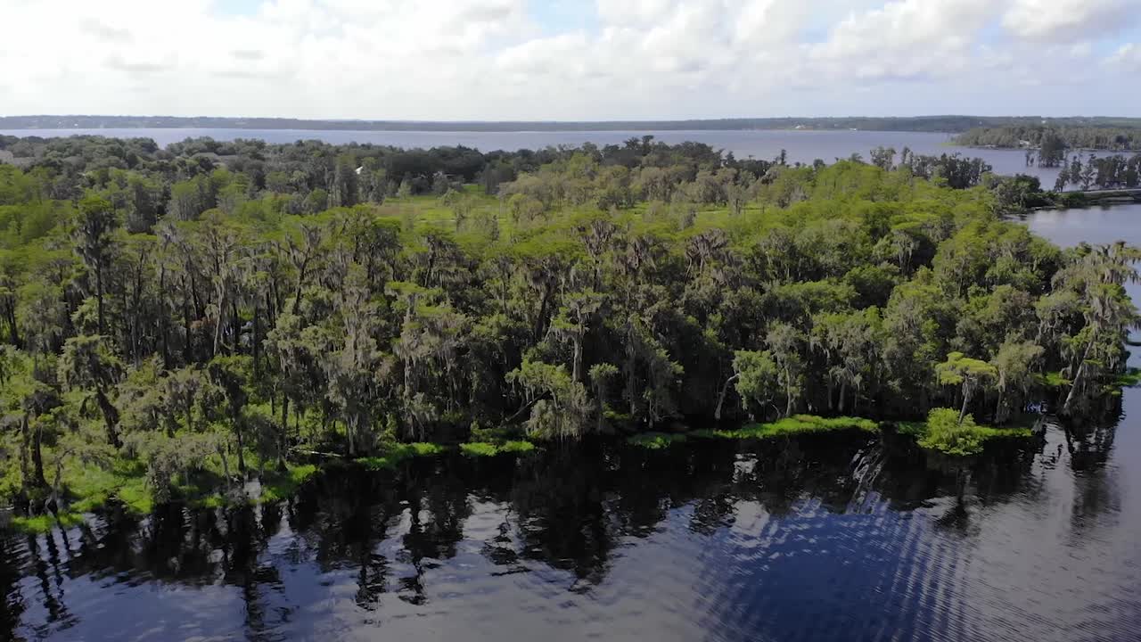 공원 근처 호수의 공중 촬영