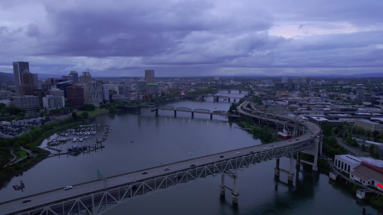 Portland, Oregon, molnig dag, roterar över motorvägsbro.