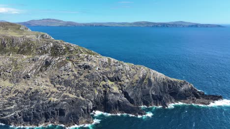 Lugares-épicos-De-Irlanda-Faro-De-Cabeza-De-Oveja-Con-3-Castillos-En-El-Fondo-West-Cork-En-El-Camino-Atlántico-Salvaje