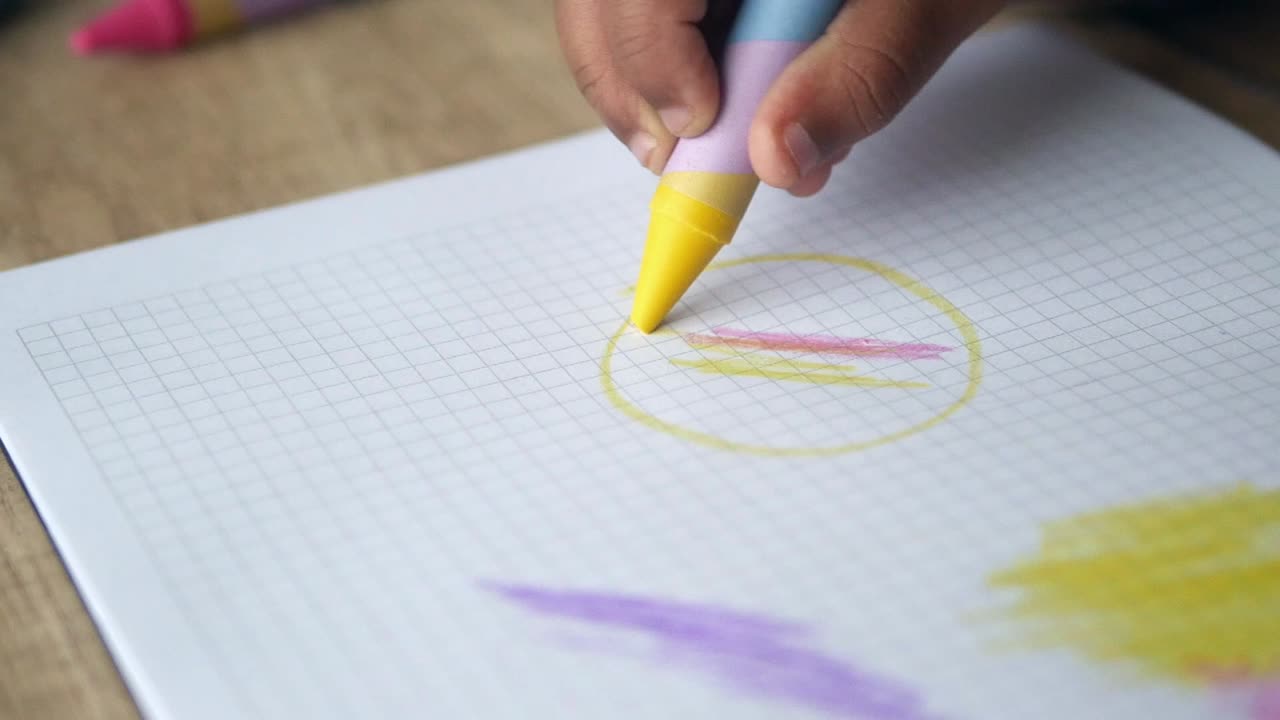 dibujo de un niño con lápices de colores