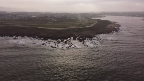 Carretera-Panorámica-Costera-En-Día-Brumoso-Punta-Del