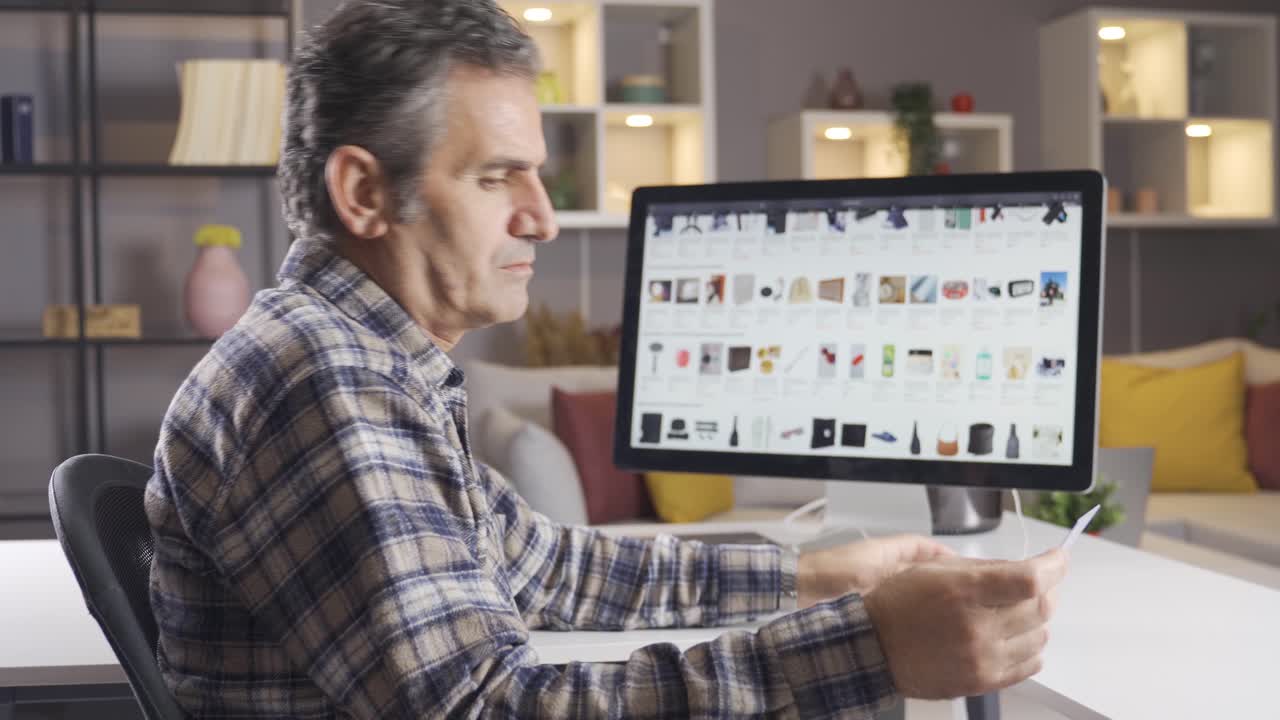 el hombre que compra en tiendas en línea está buscando precios asequibles. presupuesto familiar.