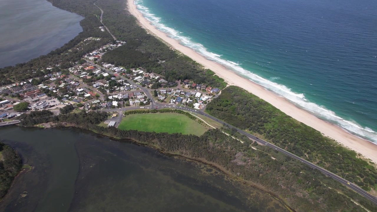 Quốc lộ Central Coast tại thị trấn ven biển Budgewoi, New South Wales, Úc. Ảnh chụp từ trên không.