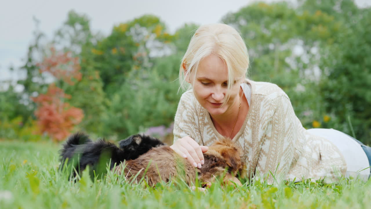귀여운 강아지를 쓰다듬는 여자