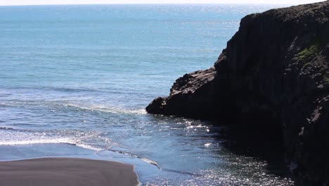 Ein-Blick-Vom-Strand-Auf-Die-Wellen,-Die-In-Das-Dyrholaey-gebiet-Kommen