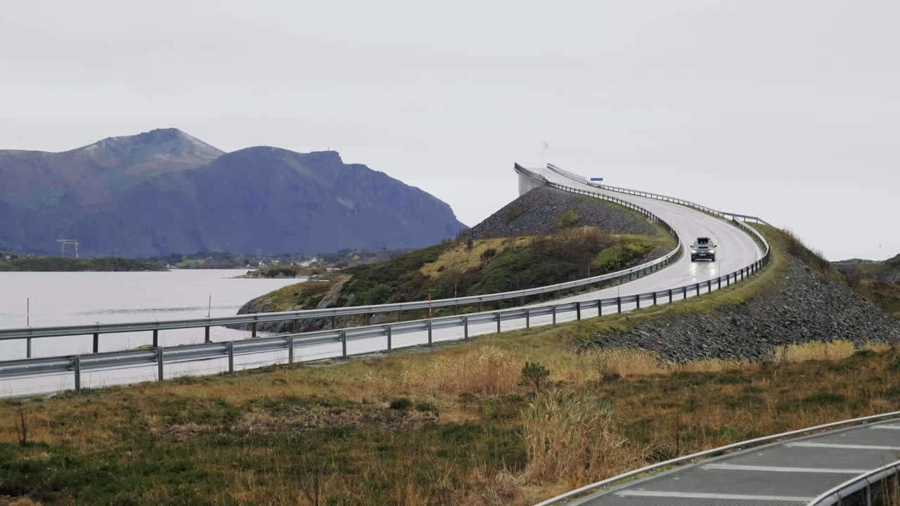 노르웨이 롬스달 카운티의 64번 카운티 대서양 도로에서 운전하는 자동차