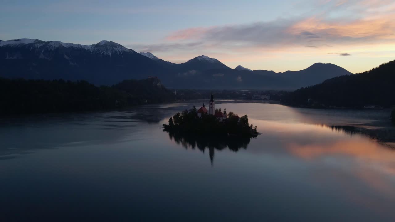 Pittoresco Lago di Bled e isola con chiesa all'alba con sfondo alpino, Slovenia