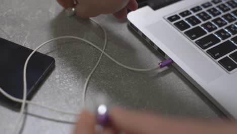 auriculares conectados a una toma de portátil en stop motion, tecnología informática moderna