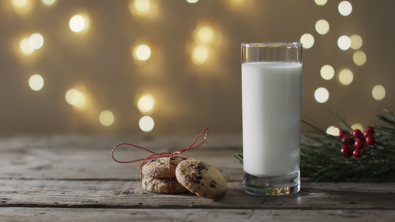 video de galletas de navidad, un vaso de leche y espacio de copia en fondo de madera