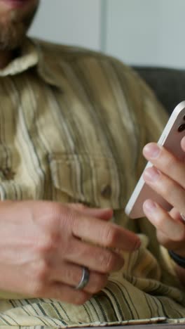 hombre usando un teléfono inteligente