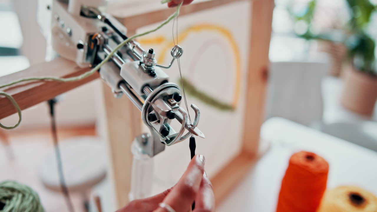 primer plano de una mujer que opera una máquina de bordado