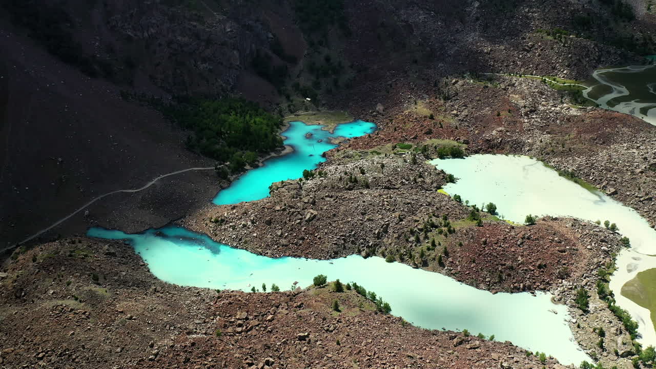 tiro de drone de agua de color turquesa en las montañas en el valle de naltar en pakistán, lentamente descendiendo y girando tiro aéreo