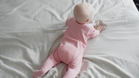 Sieben-Monate-Altes-Baby,-Das-Lernt,-Auf-Dem-Bett-Zu-Krabbeln,-Auf-Allen-Vieren-Aufstehen