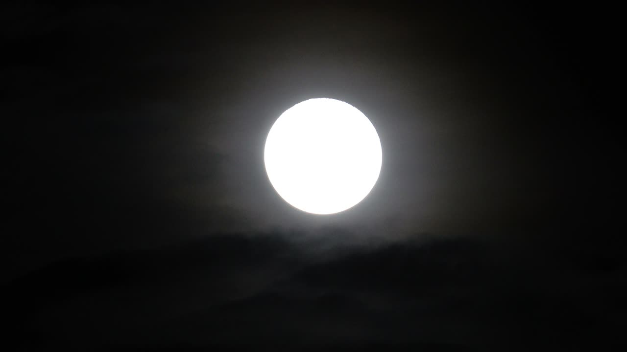 close up luce di luna in cielo scuro