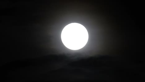 cerca de la luz de la luna en el cielo oscuro