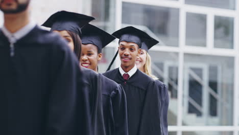 imágenes de 4k de un grupo de graduados caminando