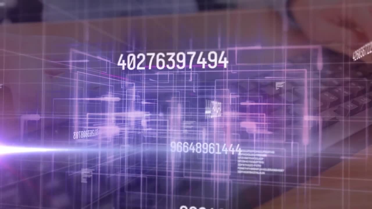 animación de números cambiando el procesamiento de datos sobre una cuadrícula brillante y una persona usando el teclado de la computadora