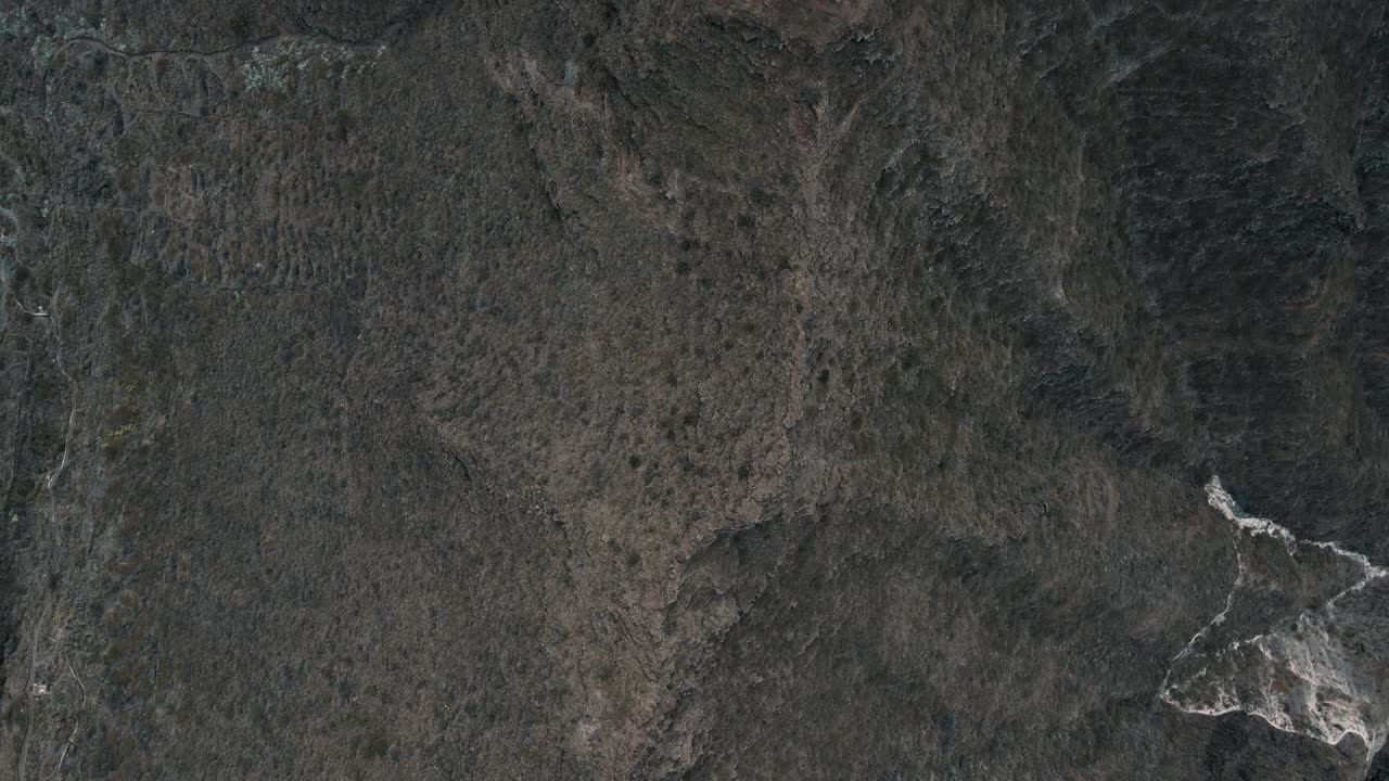 vista de ojo de águila de una gran formación rocosa en tenerife, españa, por la noche