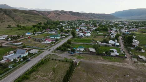 Pueblo-Tranquilo-En-Las-Estribaciones-De-Trans-Ili-Alatau-En-Saty,-Kazajstán,-Asia-Central