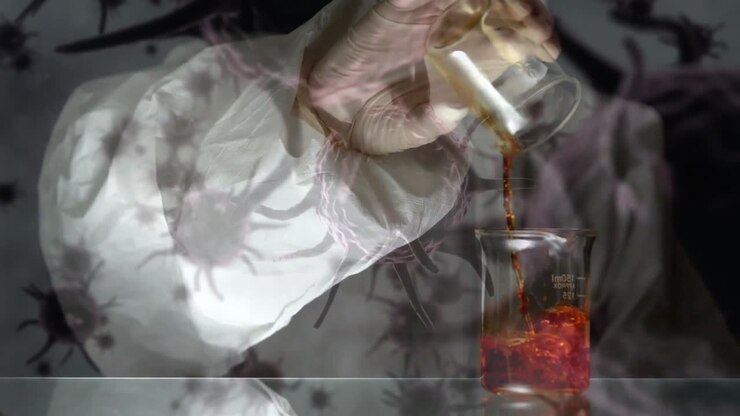 Animazione di cellule virali su scienziata caucasica che lavora in laboratorio.
