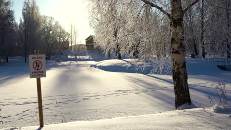 Peligroso-Pisar-Un-Letrero-De-Hielo-En-Un-Paisaje-Rural-Mágico-Cubierto-De-Nieve