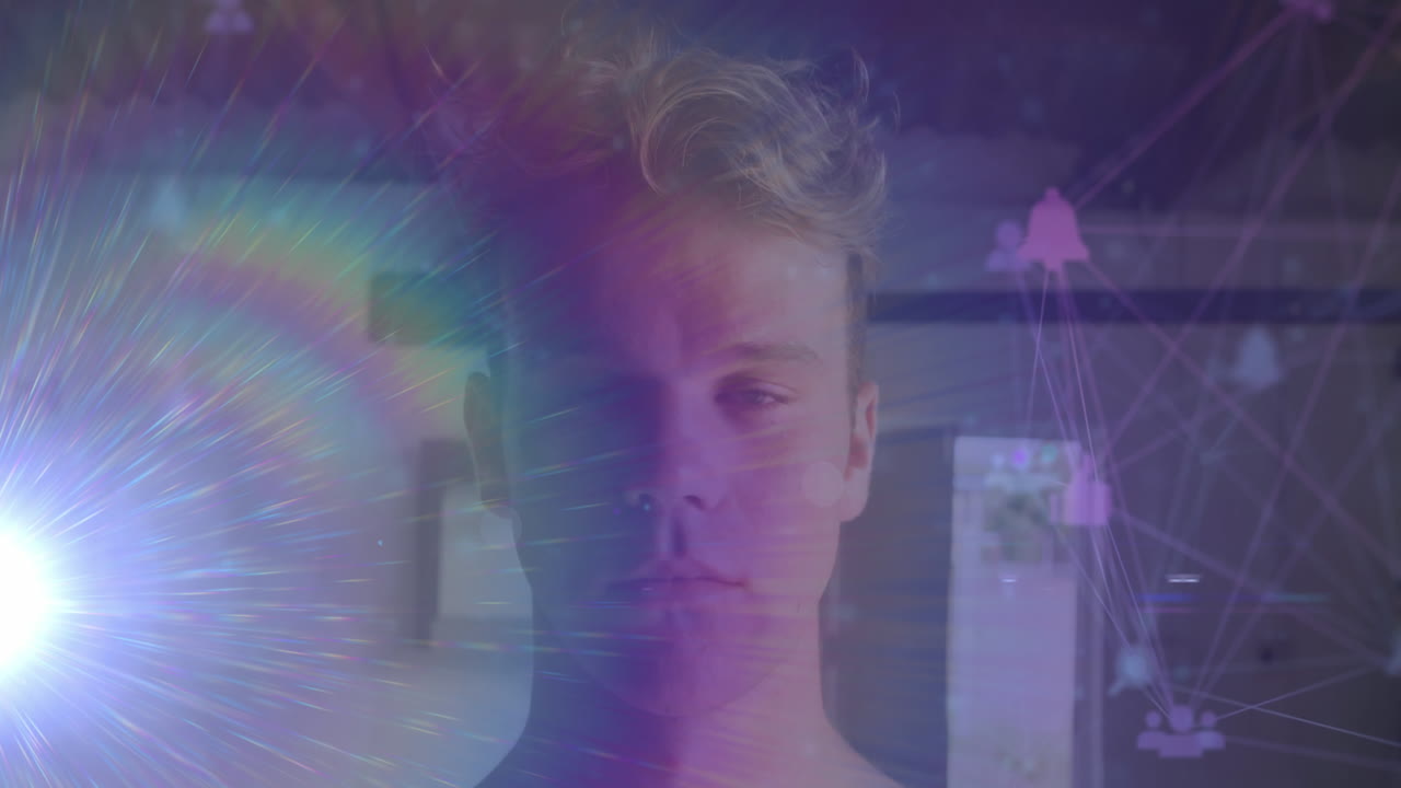 animación de senderos de luz y red de conexiones sobre el hombre caucásico