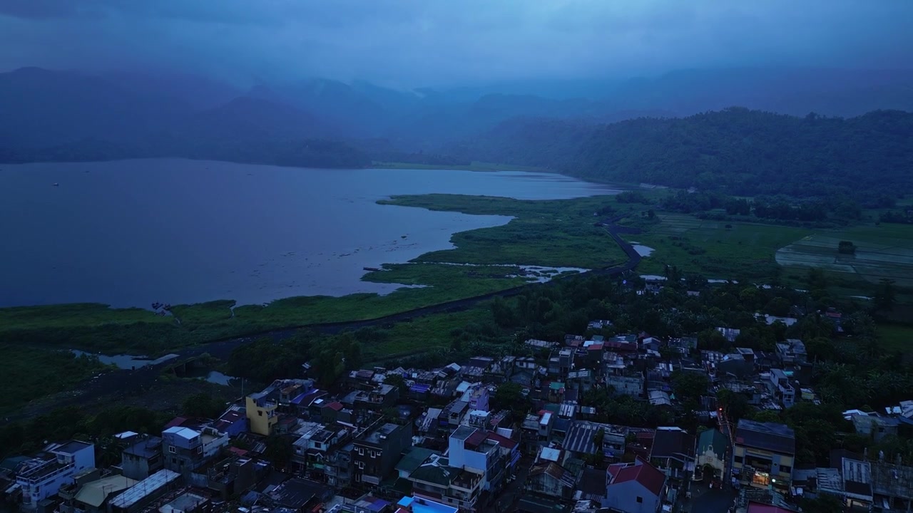 Cảnh quay điện ảnh từ trên cao về thị trấn Buhi và hồ Buhi trong giờ xanh tại Camarines Sur, Philippines. Cảnh quay bao gồm các khu vực đô thị và ven hồ quanh San Benito, San Pascual và Santa Cruz, với M