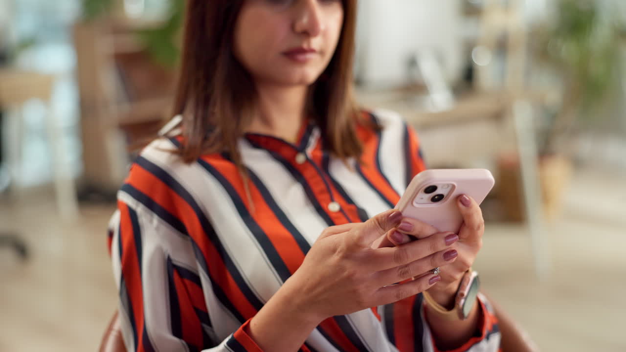 Mujer hablando por teléfono en la oficina