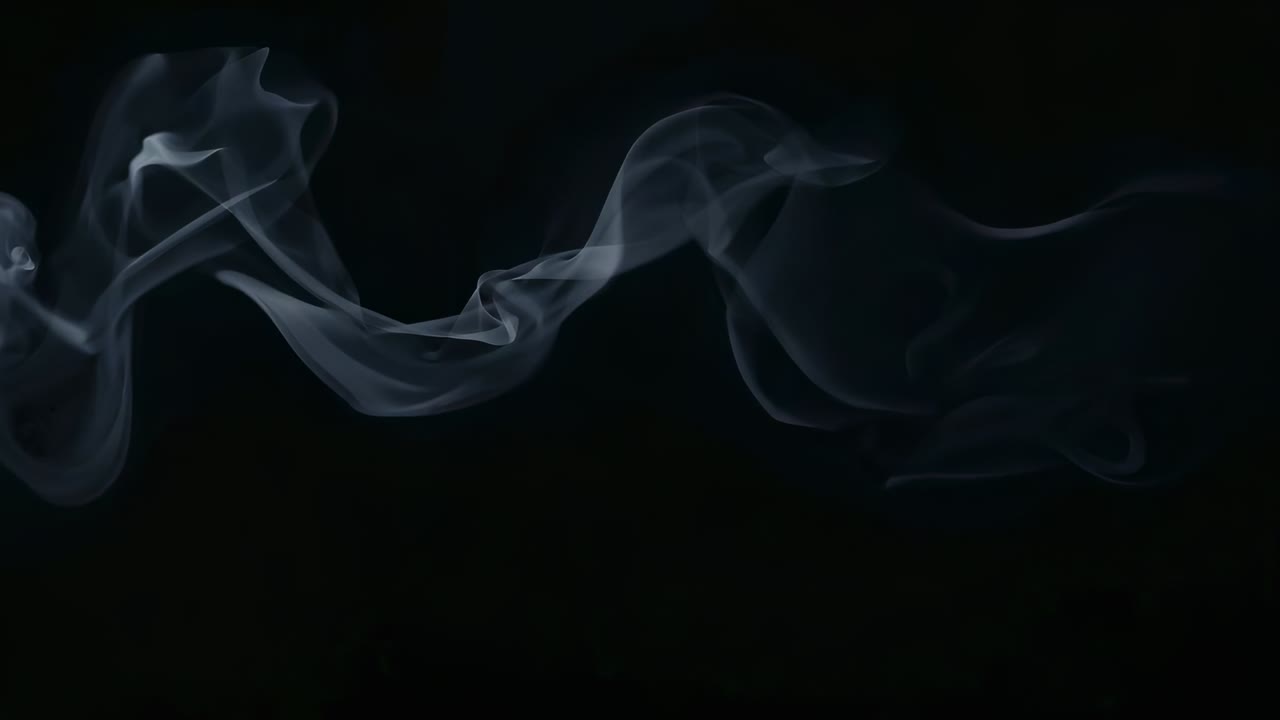 Nuvola di fumo che entra da sinistra, trasformandosi in curve a S su uno sfondo nero, leggermente illuminato