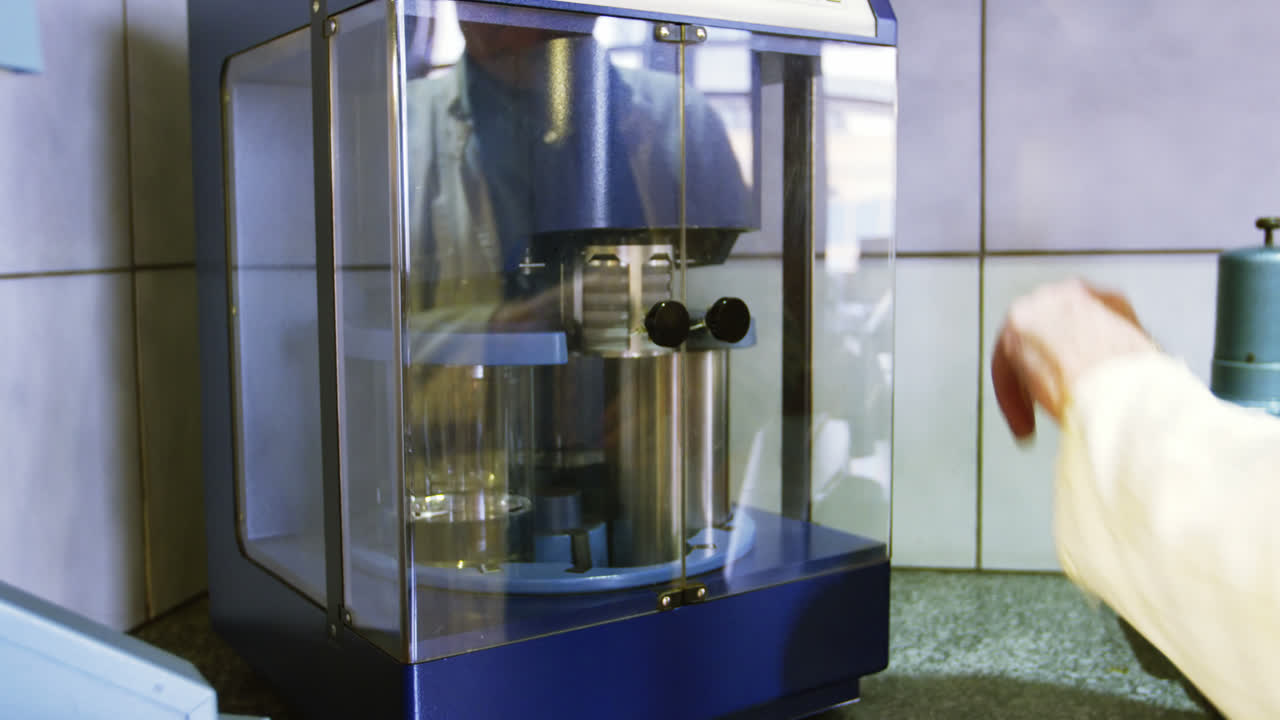 relojero que opera la máquina