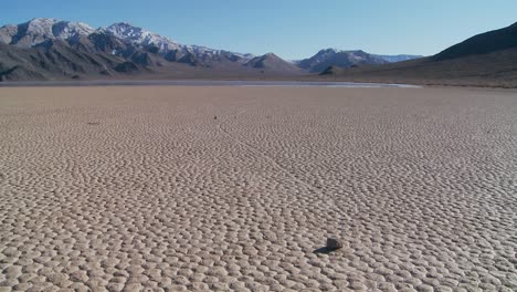 Las-Misteriosas-Rocas-Que-Atraviesan-El-Lecho-Seco-Del-Lago-Conocido-Como-El-Hipódromo-En-El-Valle-De-La-Muerte-2