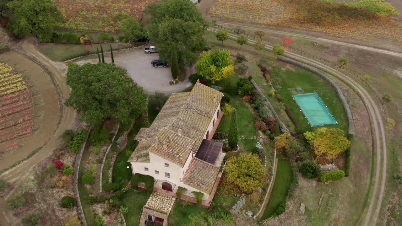 Paisaje rural otoñal con villa y senderos bordeados de cipreses, Città della Pieve, Italia