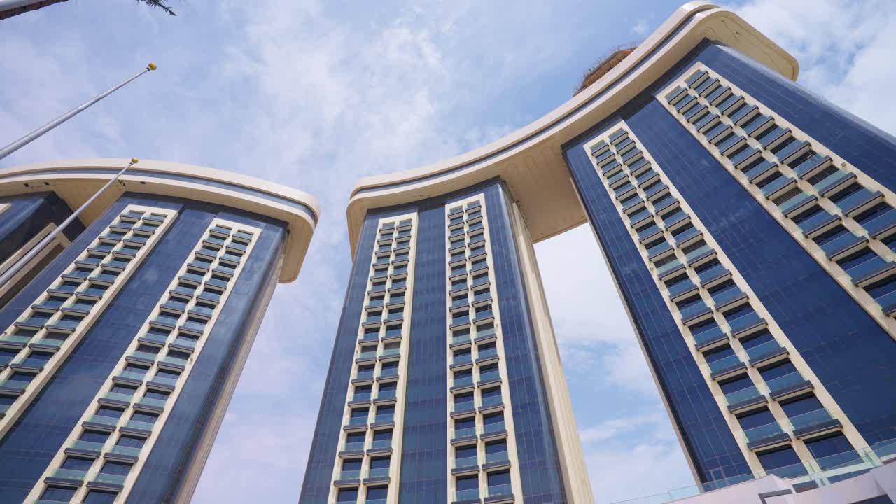 이집트 엘알라메인 (el alamein) 에 있는 호텔의 전망, 구름이 많은 아침, 낮은 각도 촬영