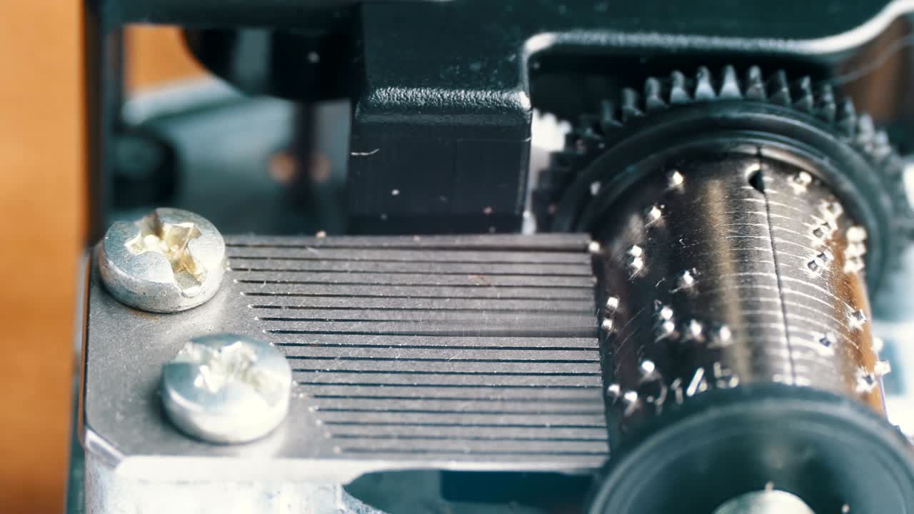 음악 상자 메커니즘이 회전합니다.