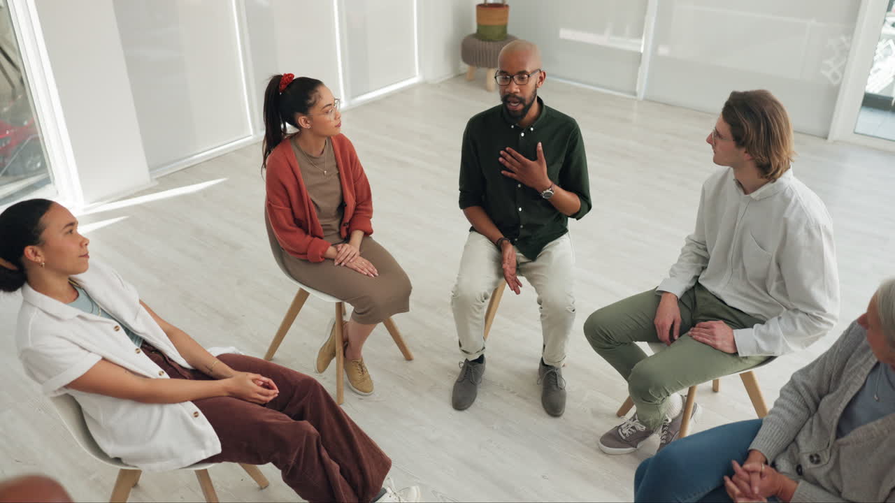 terapia, líder de grupo o círculo de personas