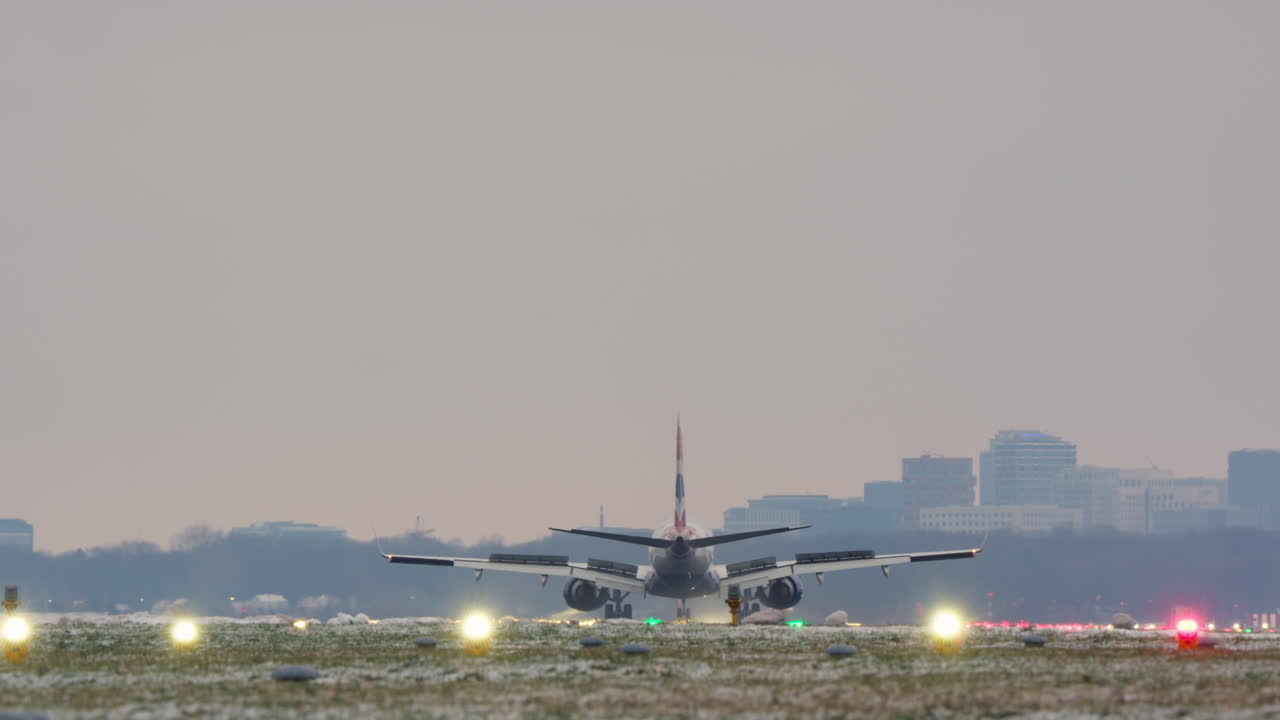 Aereo passeggeri in atterraggio su pista innevata al tramonto