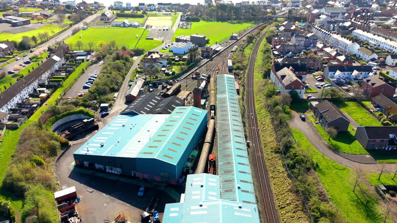 Roterende 4K 60FPS luftvideo af Whitehead Railway Museum i Whitehead, County Antrim, Nordirland i Storbritannien. Produceret med Rec709 farve