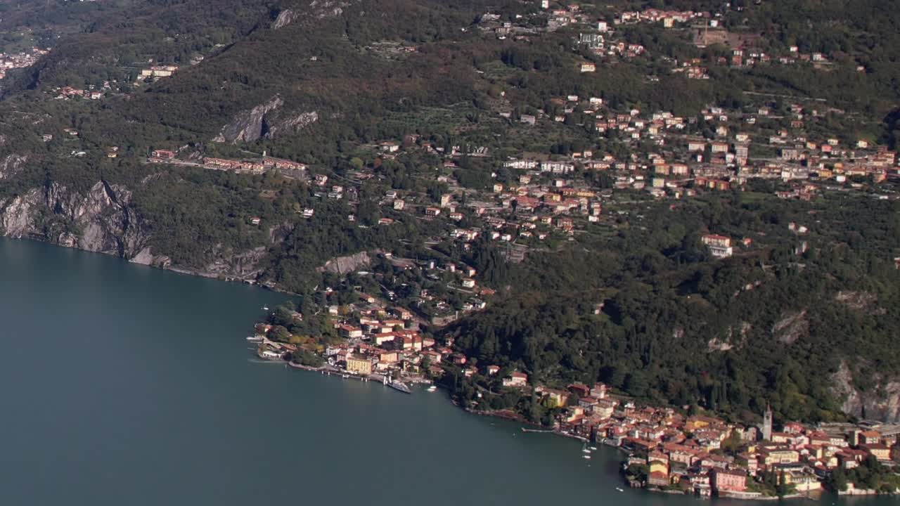 Splendida vista aerea sulle Alpi italiane e sul villaggio sul lago