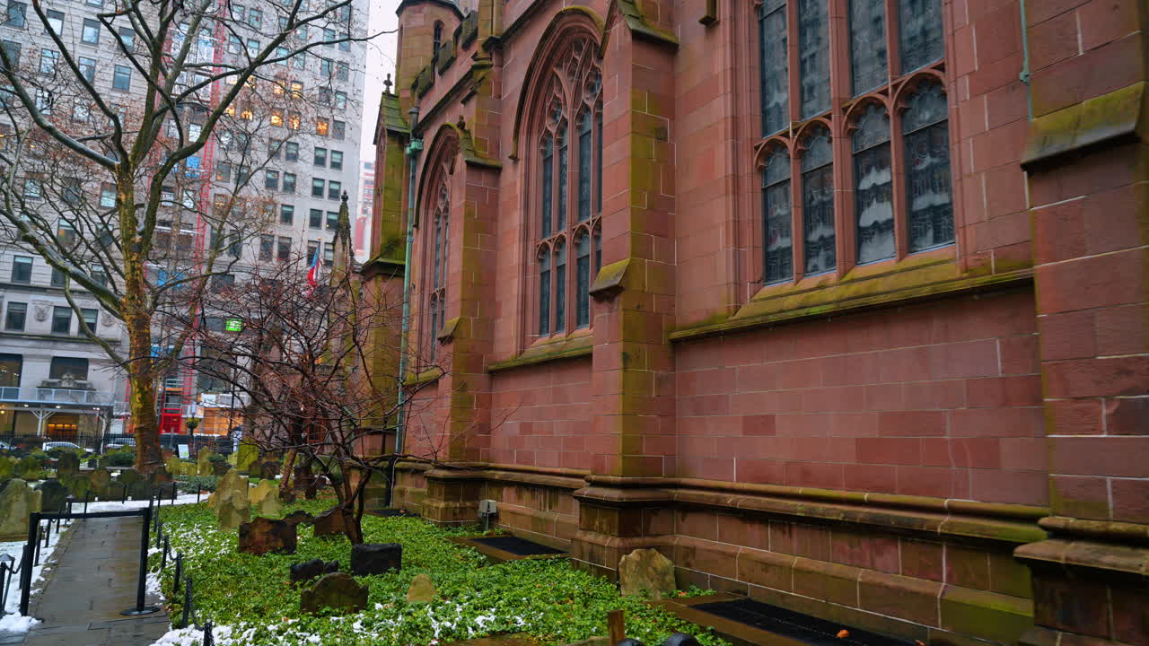 New York, USA, 15 januari 2026: Trinity Churchs vintergård. Vintervy över Trinity Churchs innergård med snö och historiska gravar