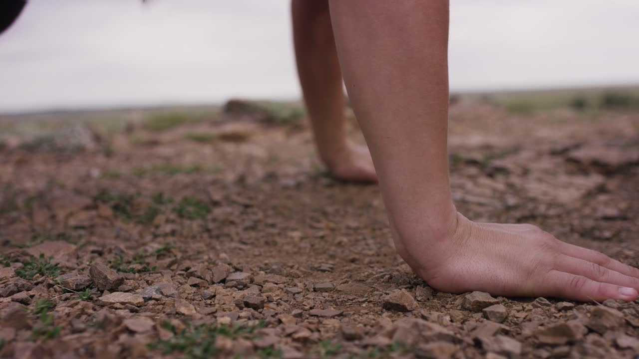 persona che fa escursione in un terreno roccioso