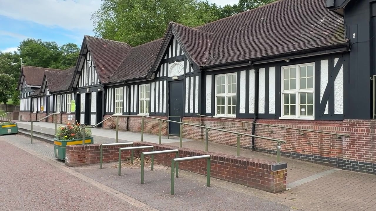Historisk engelsk bygning som viser frem den britiske arkitekturen til Forest Pavilion ved Forest Recreation Ground i Nottingham, Nottinghamshire, East Midlands, England, i en populær offentlig park