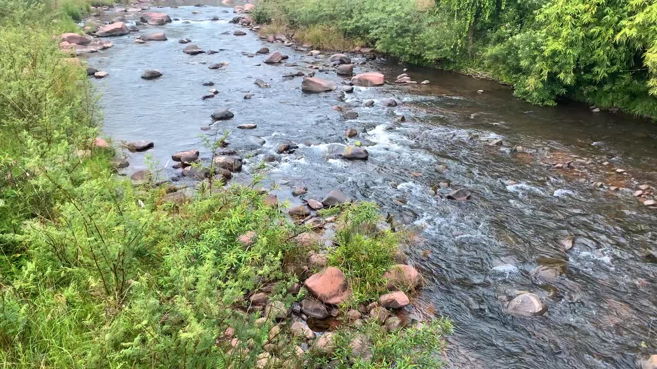 toma de bloqueo en tiempo real de la corriente con agua que fluye