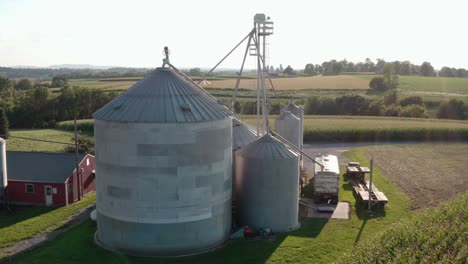 Almacenamiento-De-Elevador-De-Tolva-De-Grano-Con-Camión-En-Granja-Rural