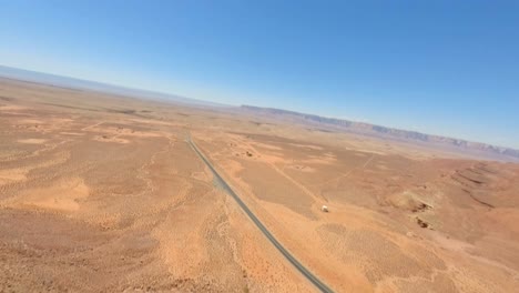 drone fpv volando por los acantilados de arenisca roja de antelope pass vista, arizona