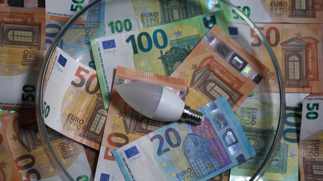 europa, italia, el aumento del costo de la factura de gas y electricidad causa un aumento del precio de la adquisición de materias primas, dinero billete de euro y radiador de calefacción doméstico