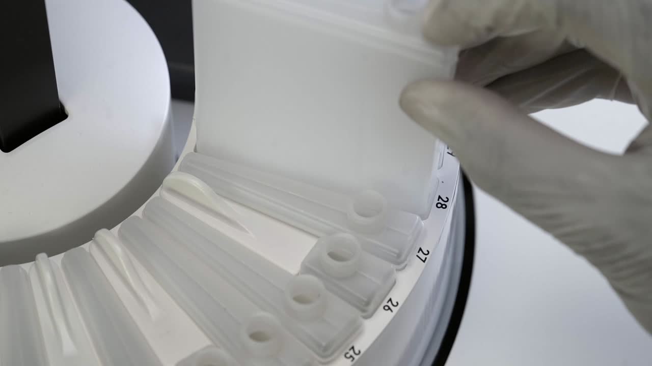 반응기 병과 함께 생화학 분석기의 근접