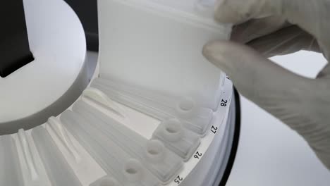 primer plano del analizador de bioquímica con botellas de reactivo